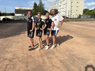 arbitre fernand et l'equipe championne gwaldys delphine laetitia